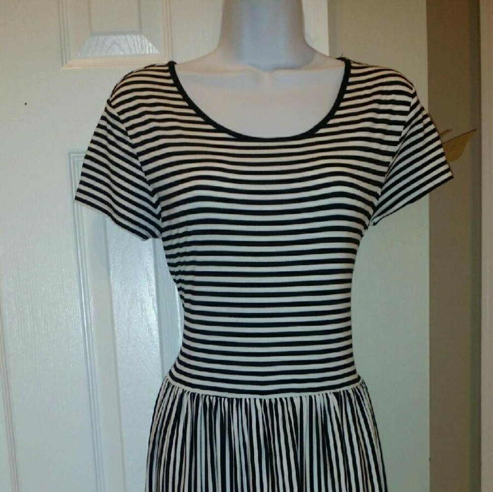 SOLD!!! Black/white Midi Dress M-L